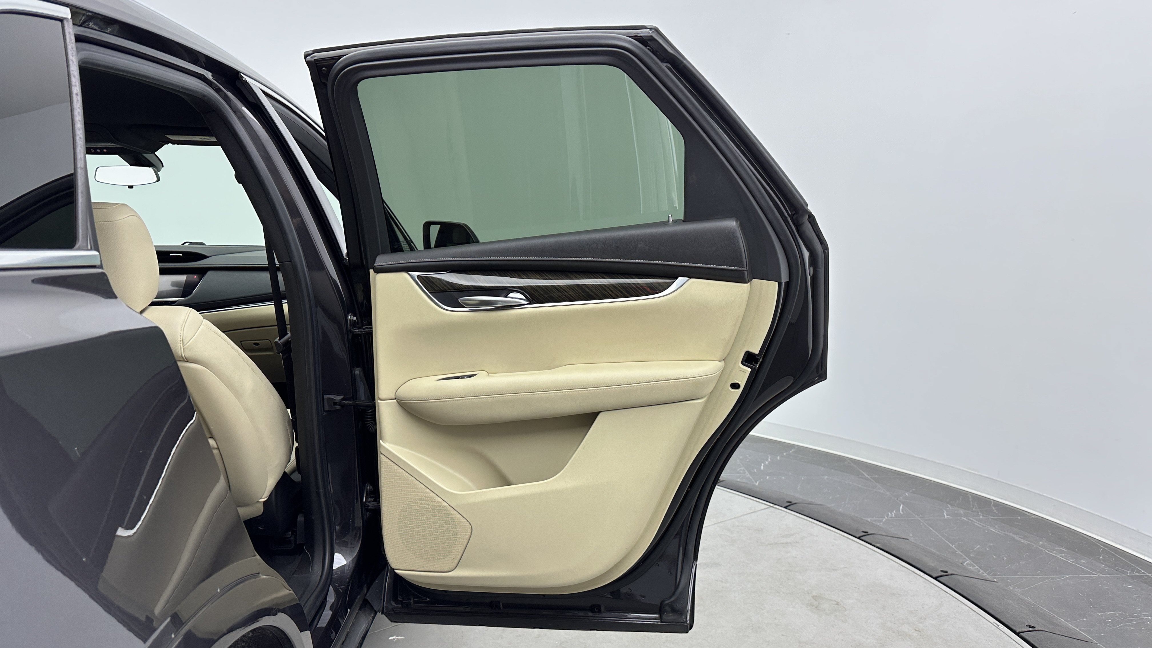 Used 2018 Cadillac XT5 FWD w/ LPO, Wheel Lock Package image 30