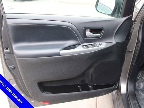 Used 2017 Toyota Sienna SE Premium image 19