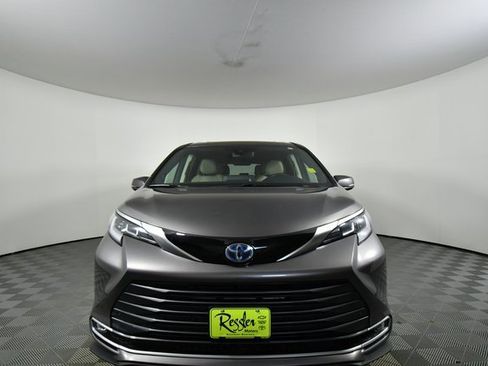 Used 2024 Toyota Sienna Limited image 7