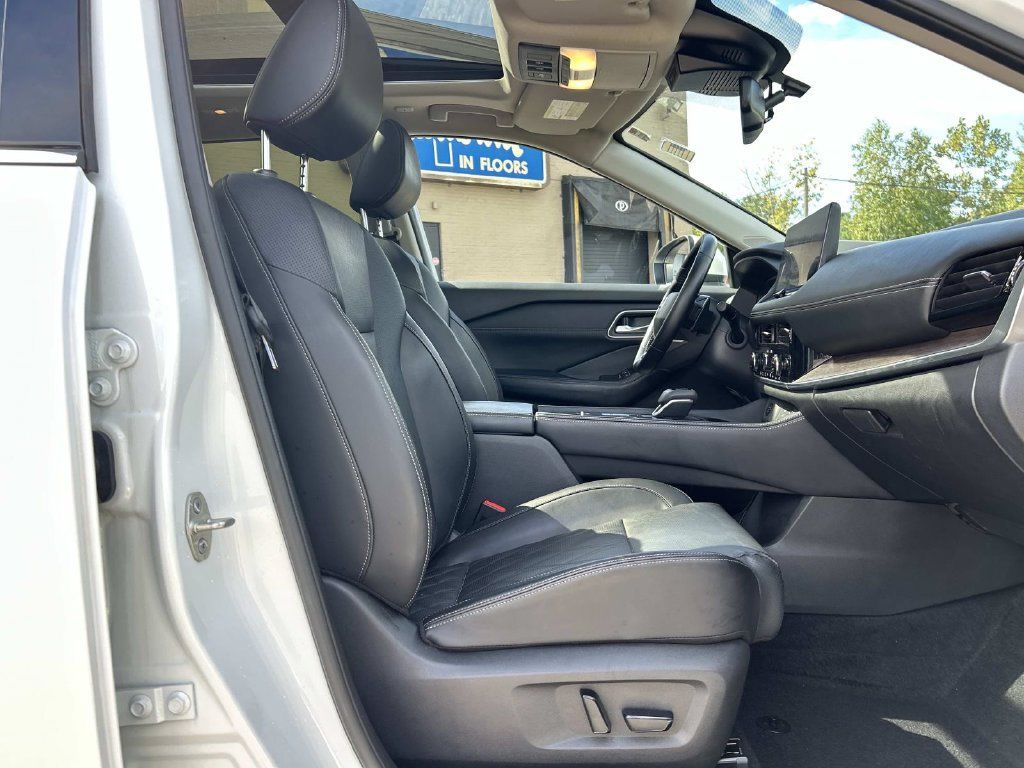 Certified 2025 Nissan Rogue Platinum w/ Platinum Premium Package FWD image 17