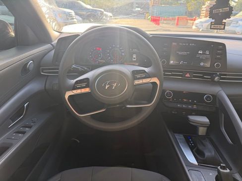 Used 2023 Hyundai Elantra SEL image 5