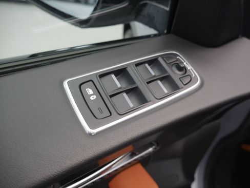 Used 2019 Jaguar F-PACE SVR image 19