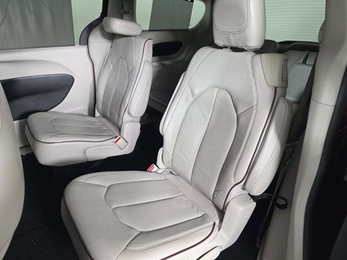 Used 2018 Chrysler Pacifica Limited FWD image 29