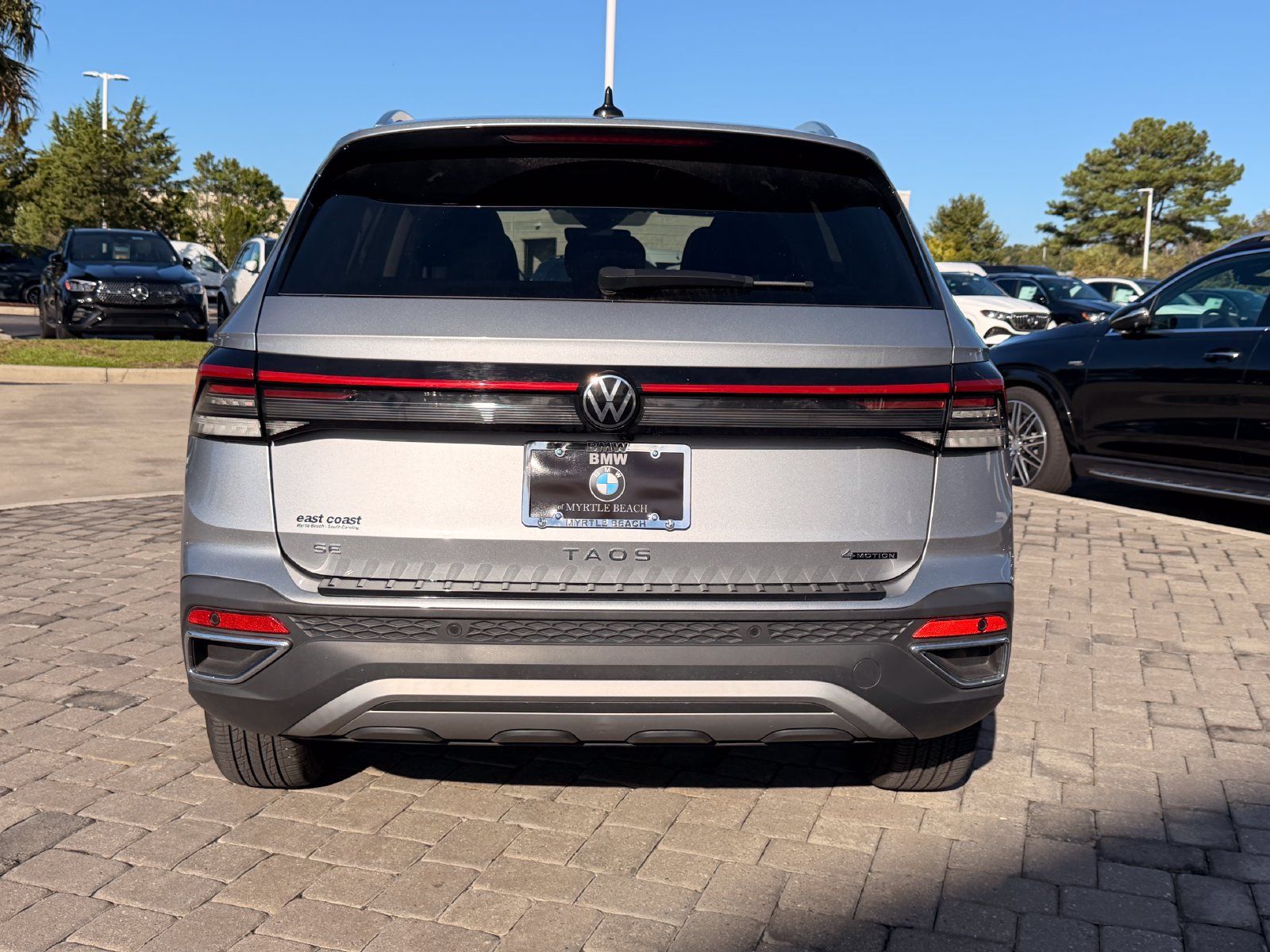 Used 2025 Volkswagen Taos SE AWD/4WD image 9