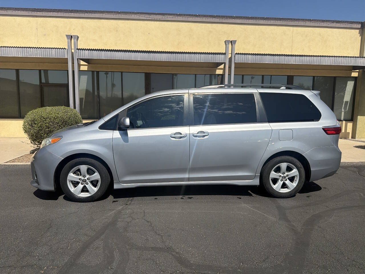 Used 2018 Toyota Sienna LE w/ Carpet Mat Package FWD image 5
