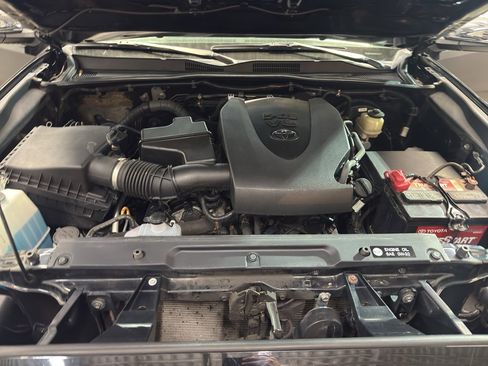 Used 2016 Toyota Tacoma Limited w/ Towing Package image 29