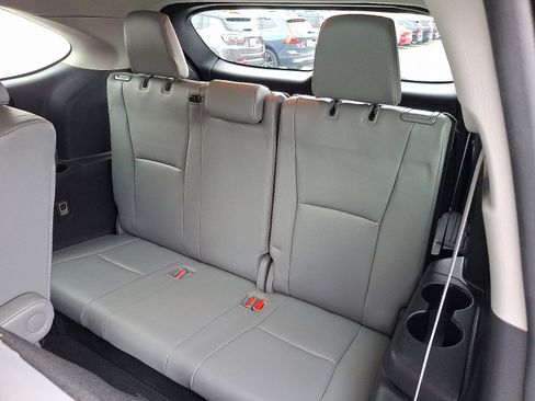 Used 2021 Toyota Highlander XLE image 11