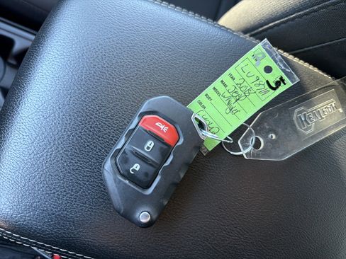 Used 2018 Jeep Wrangler Unlimited Sahara image 30