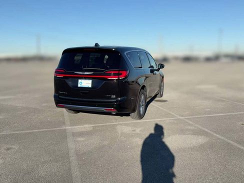 New 2026 Chrysler Pacifica Limited image 11