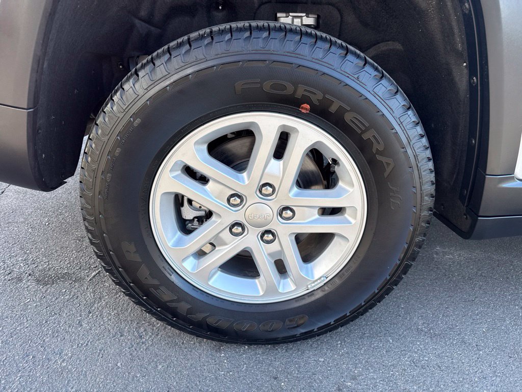 Certified 2024 Jeep Grand Cherokee Laredo RWD image 10
