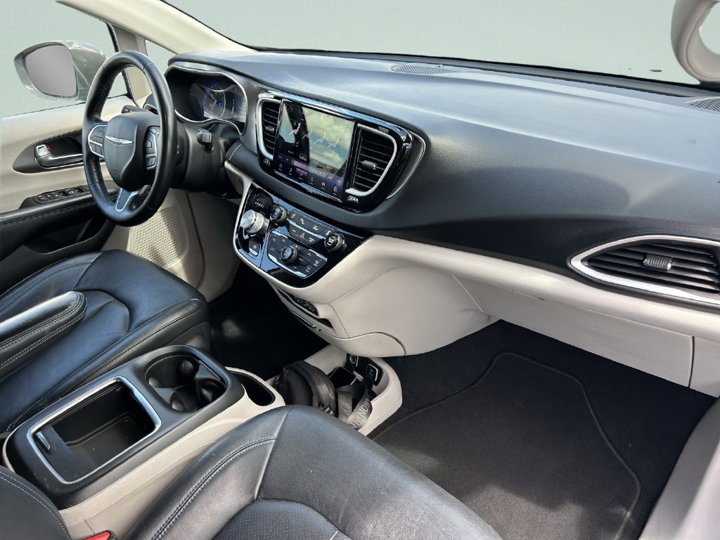 Used 2021 Chrysler Pacifica Touring-L FWD image 17