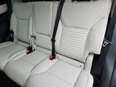 Used 2025 Land Rover Discovery S image 25