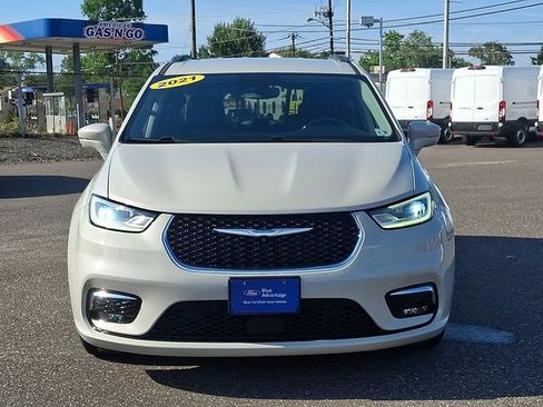 Used 2021 Chrysler Pacifica Touring-L w/ Uconnect Theater Family Group FWD image 2