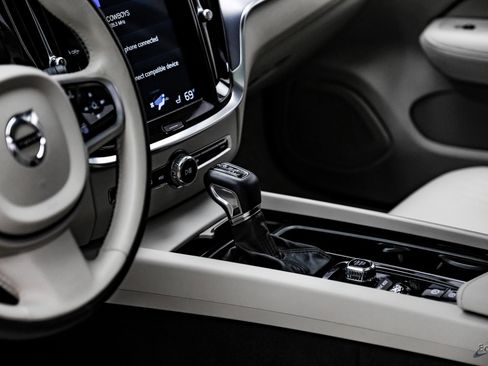 Used 2020 Volvo V60 T5 Momentum w/ Protection Package Premier image 49