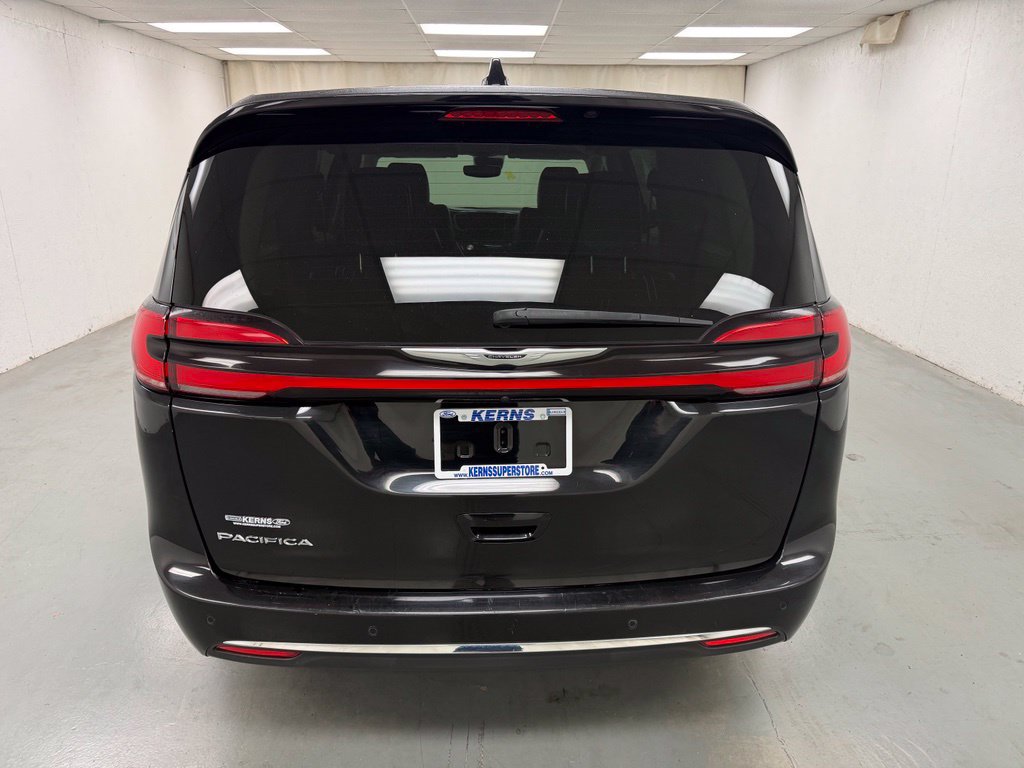 Used 2024 Chrysler Pacifica Touring-L FWD image 4