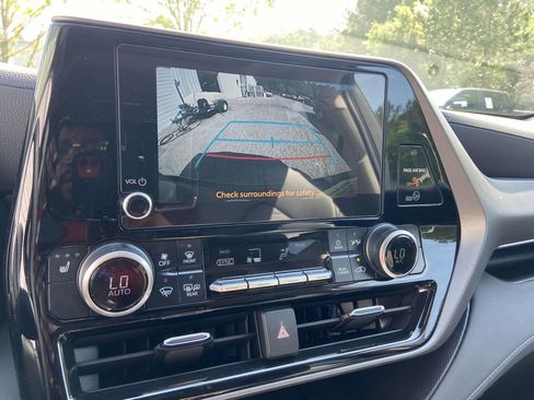 Used 2025 Toyota Highlander XLE AWD/4WD image 27