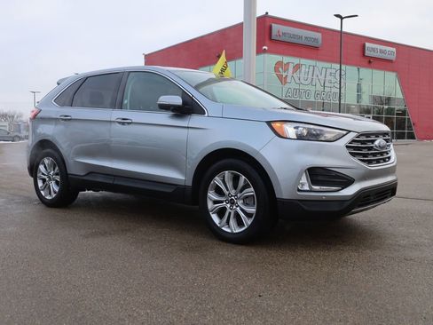 Used 2024 Ford Edge Titanium image 2