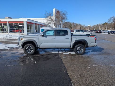 Used 2021 Toyota Tacoma TRD Off-Road image 2