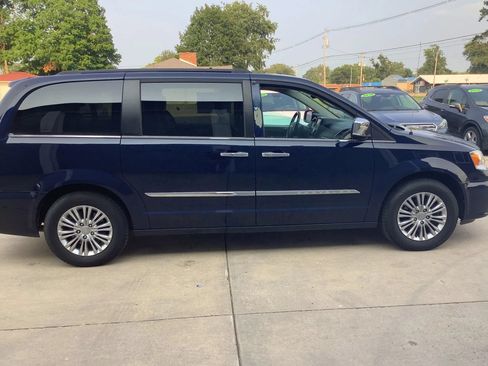 Used 2015 Chrysler Town & Country Touring-L w/ Driver Convenience Group FWD image 8