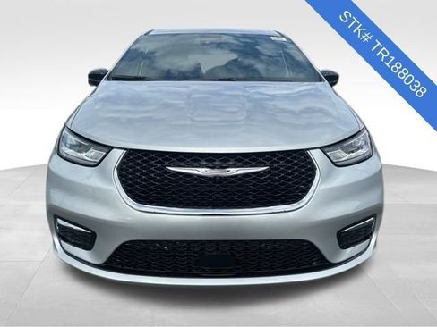 New 2026 Chrysler Pacifica Select image 2