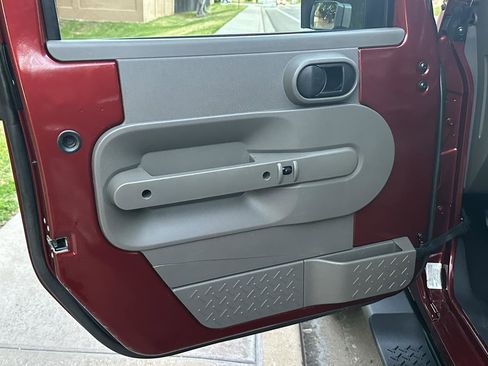 Used 2008 Jeep Wrangler Unlimited Sahara w/ Dual Top Group image 39