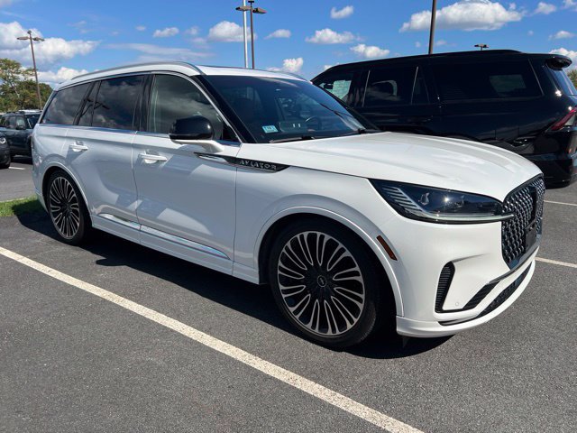 Used 2025 Lincoln Aviator Black Label AWD/4WD image 3