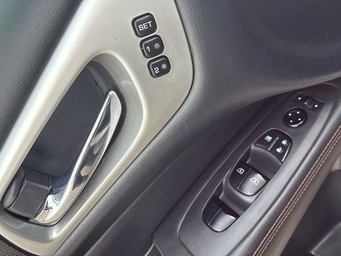 Used 2020 Nissan Pathfinder SL FWD image 21