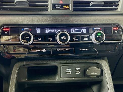 Used 2025 Honda Pilot TrailSport image 17