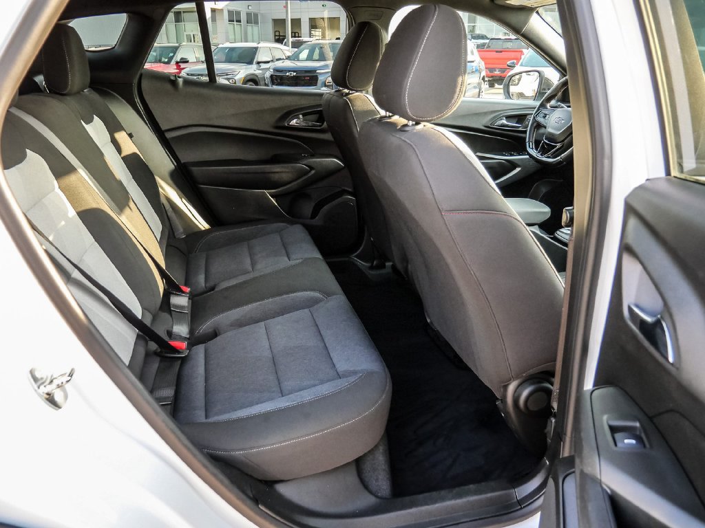 Used 2025 Chevrolet Trax RS w/ Sunroof Package FWD image 20