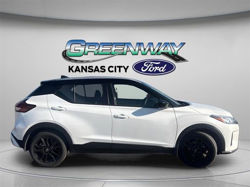 Used 2023 Nissan Kicks SV image 9