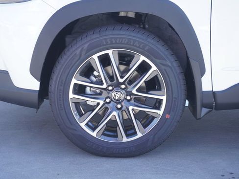 Certified 2026 Toyota Corolla Cross XLE FWD image 24