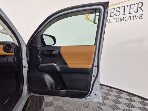 Used 2020 Toyota Tacoma SR5 AWD/4WD image 36