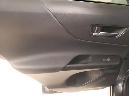 Used 2023 Toyota Venza LE image 14