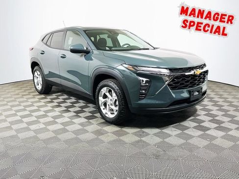 Used 2025 Chevrolet Trax LS w/ LS Convenience Package FWD image 1