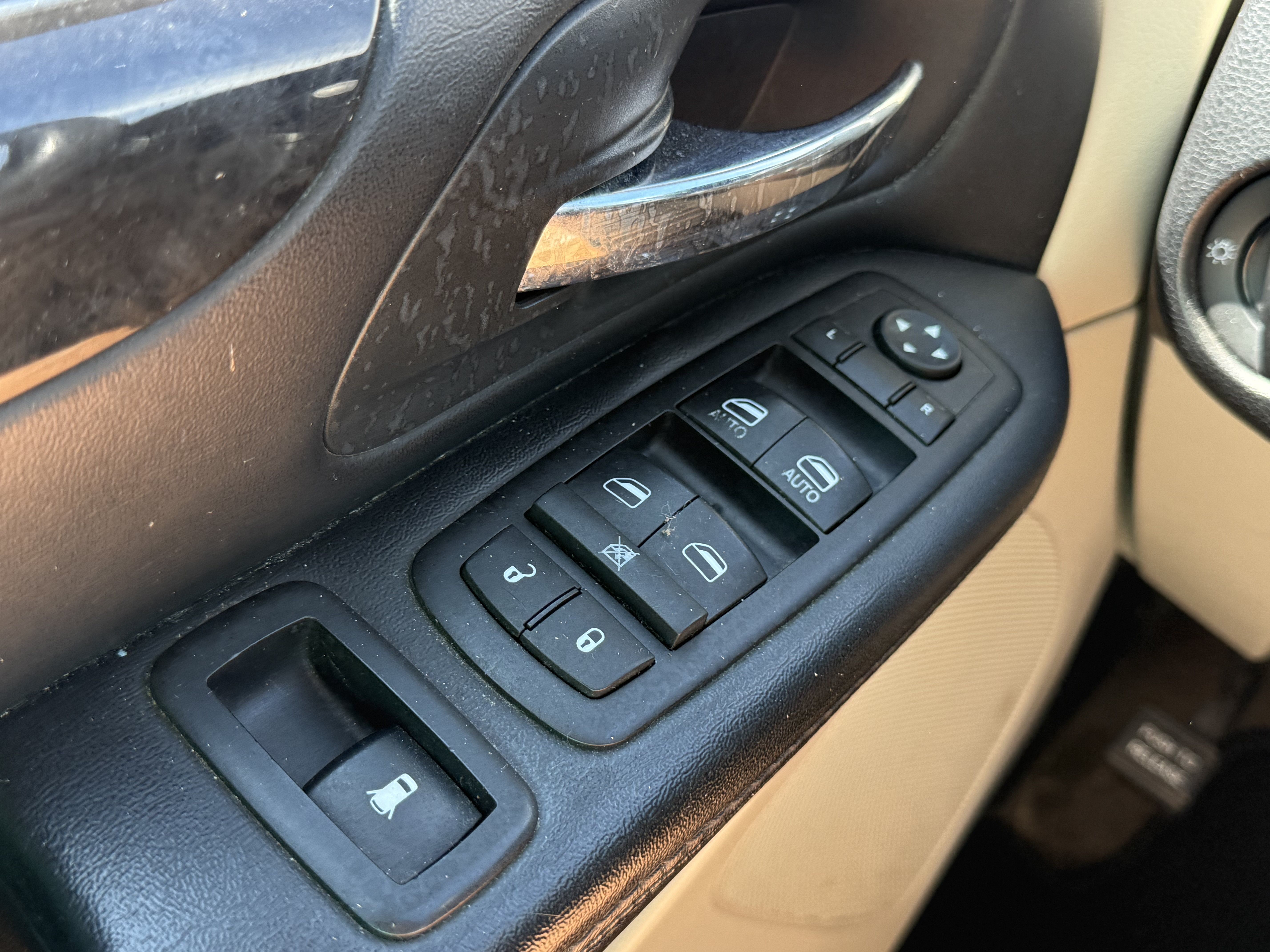 Used 2014 Dodge Grand Caravan SXT FWD image 25