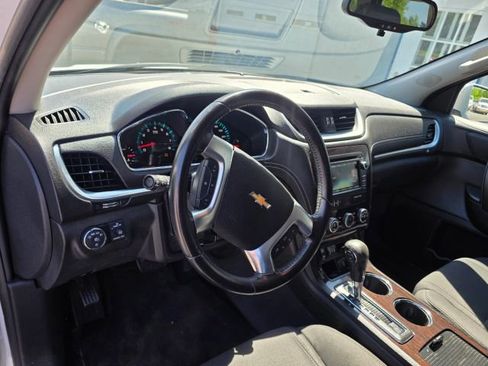 Used 2017 Chevrolet Traverse LT w/ Style and Technology Package image 13