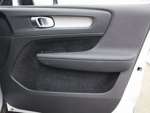 Used 2025 Volvo XC40 B5 Plus image 23