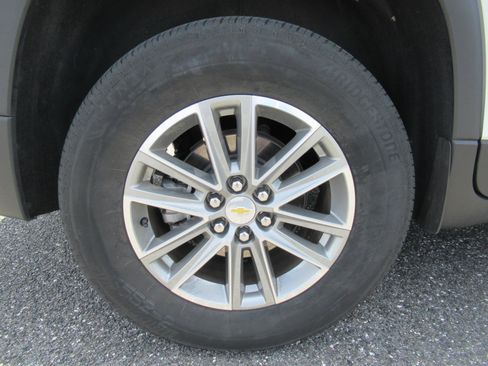 Used 2023 Chevrolet Traverse LT FWD image 8