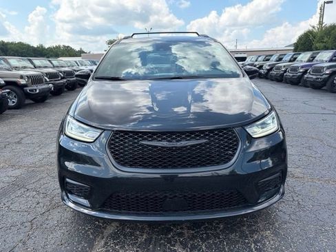 Used 2023 Chrysler Pacifica Touring-L w/ S Appearance Package AWD/4WD image 3