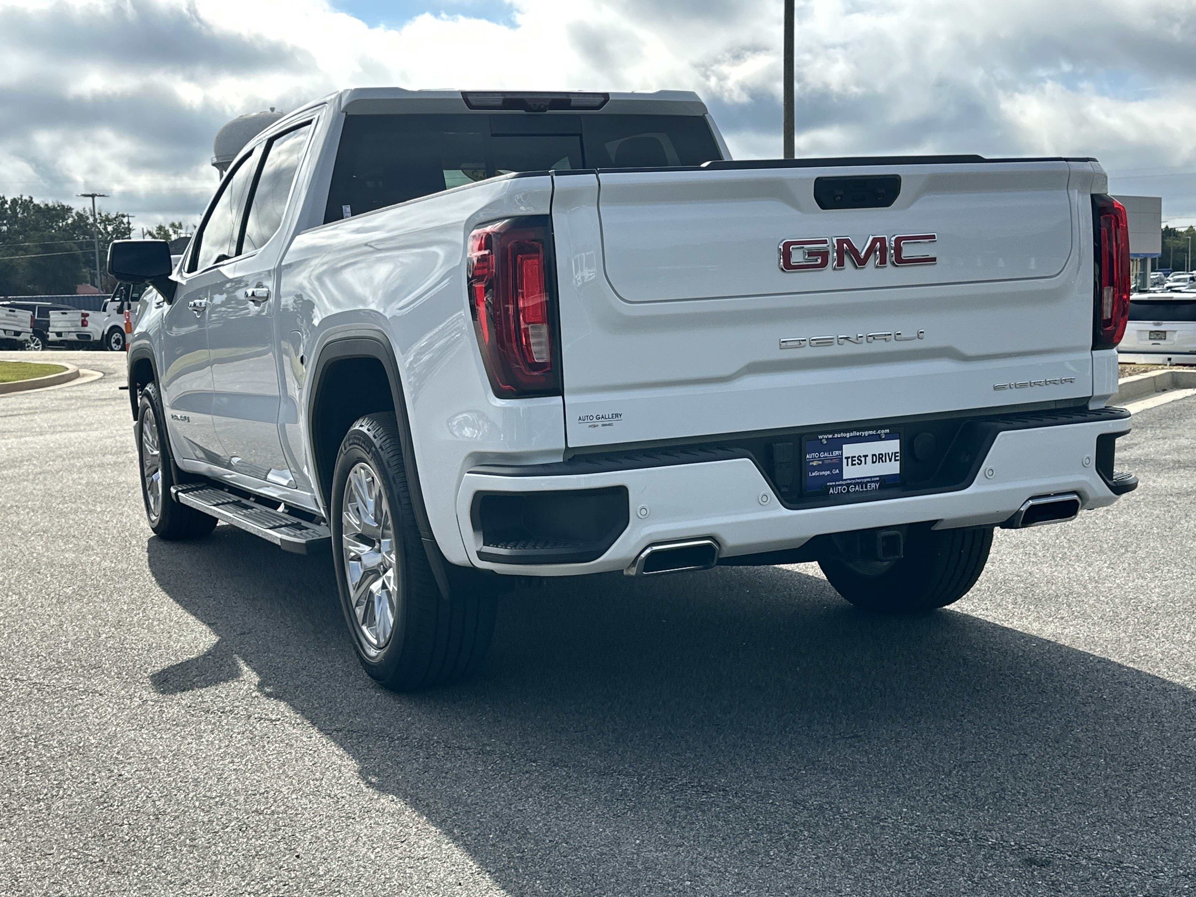 Used 2023 GMC Sierra 1500 Denali w/ Technology Package AWD/4WD image 8