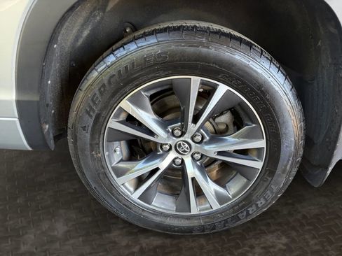 Used 2018 Toyota Highlander LE AWD/4WD image 37