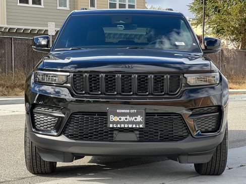 New 2025 Jeep Grand Cherokee Altitude image 9