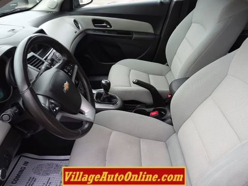 Used 2014 Chevrolet Cruze LT image 17