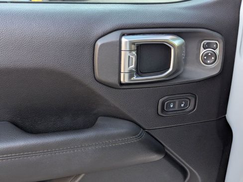 Used 2019 Jeep Wrangler Unlimited Sahara image 12