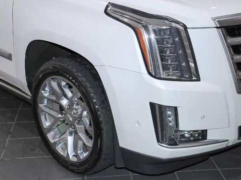 Used 2020 Cadillac Escalade Premium Luxury image 9