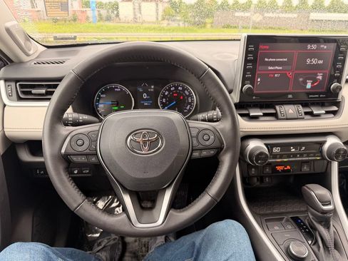 Used 2022 Toyota RAV4 XLE Premium AWD/4WD image 16