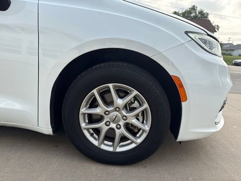 Used 2024 Chrysler Pacifica Touring-L FWD image 4