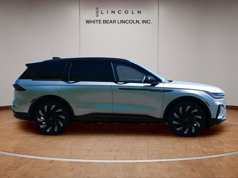 Certified 2025 Lincoln Nautilus Reserve w/ Jet Appearance Package AWD/4WD image 4