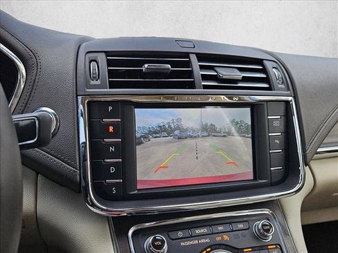 Used 2018 Lincoln Continental Select w/ Continental Climate Package image 23