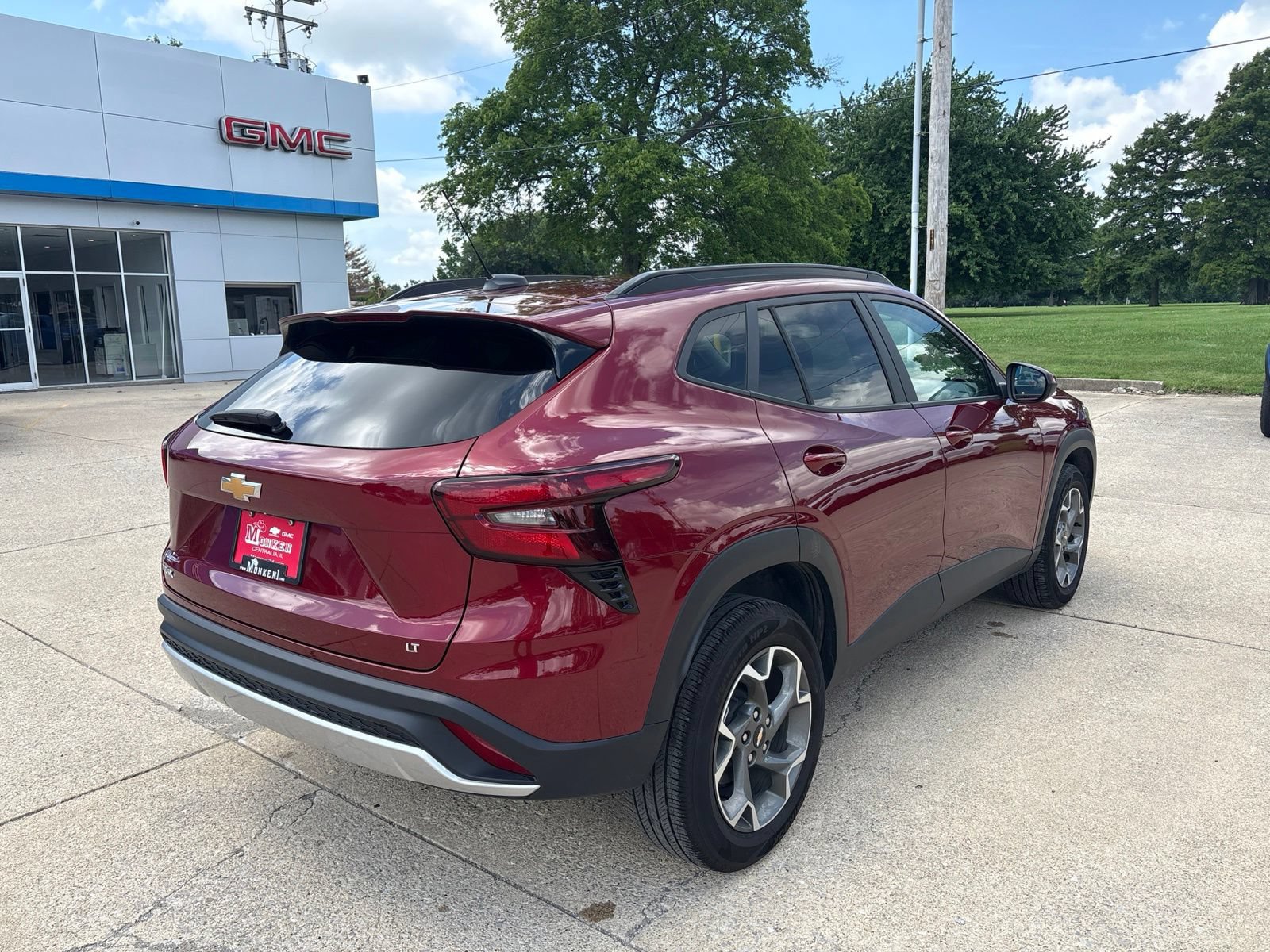 Used 2025 Chevrolet Trax LT FWD image 3